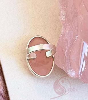 Eleganter Ring mit großem Rosenquarz-Cabochon – variable Größe